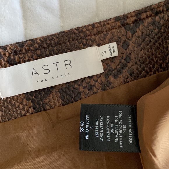ASTR THE LABEL Come Slither A-Line Mini Snakeskin Faux Leather Front Button - Picture 4 of 9